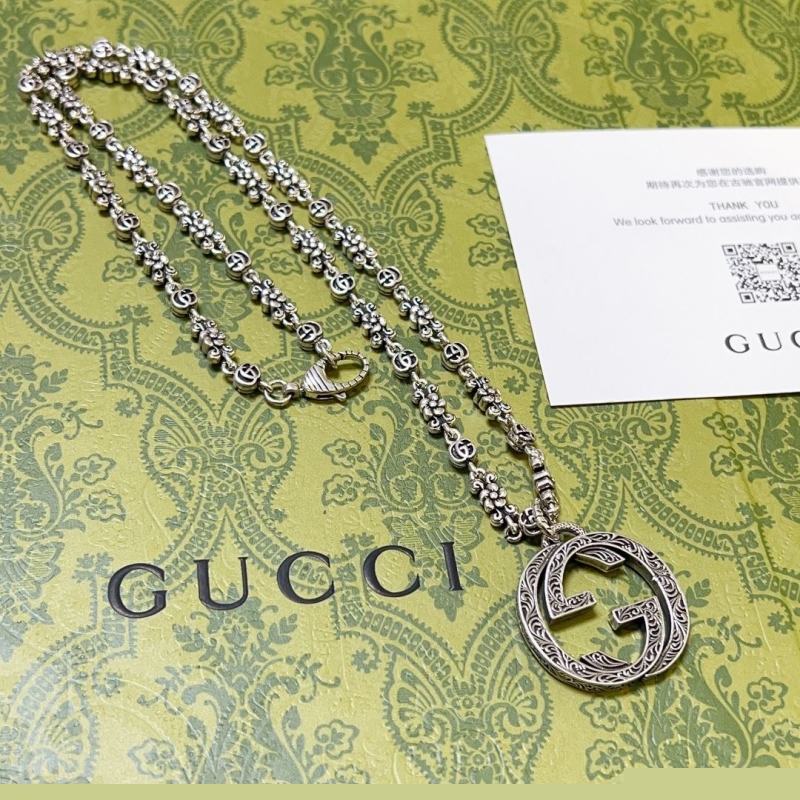 G*u*i necklaces